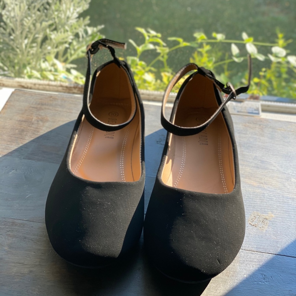 Belladia black flat with a strap